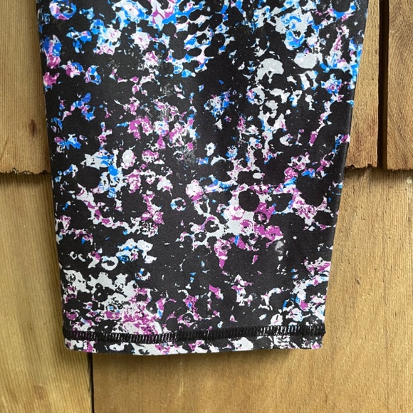 PowerHold® Mid-Rise Capri Leggings - Picture 8 of 9